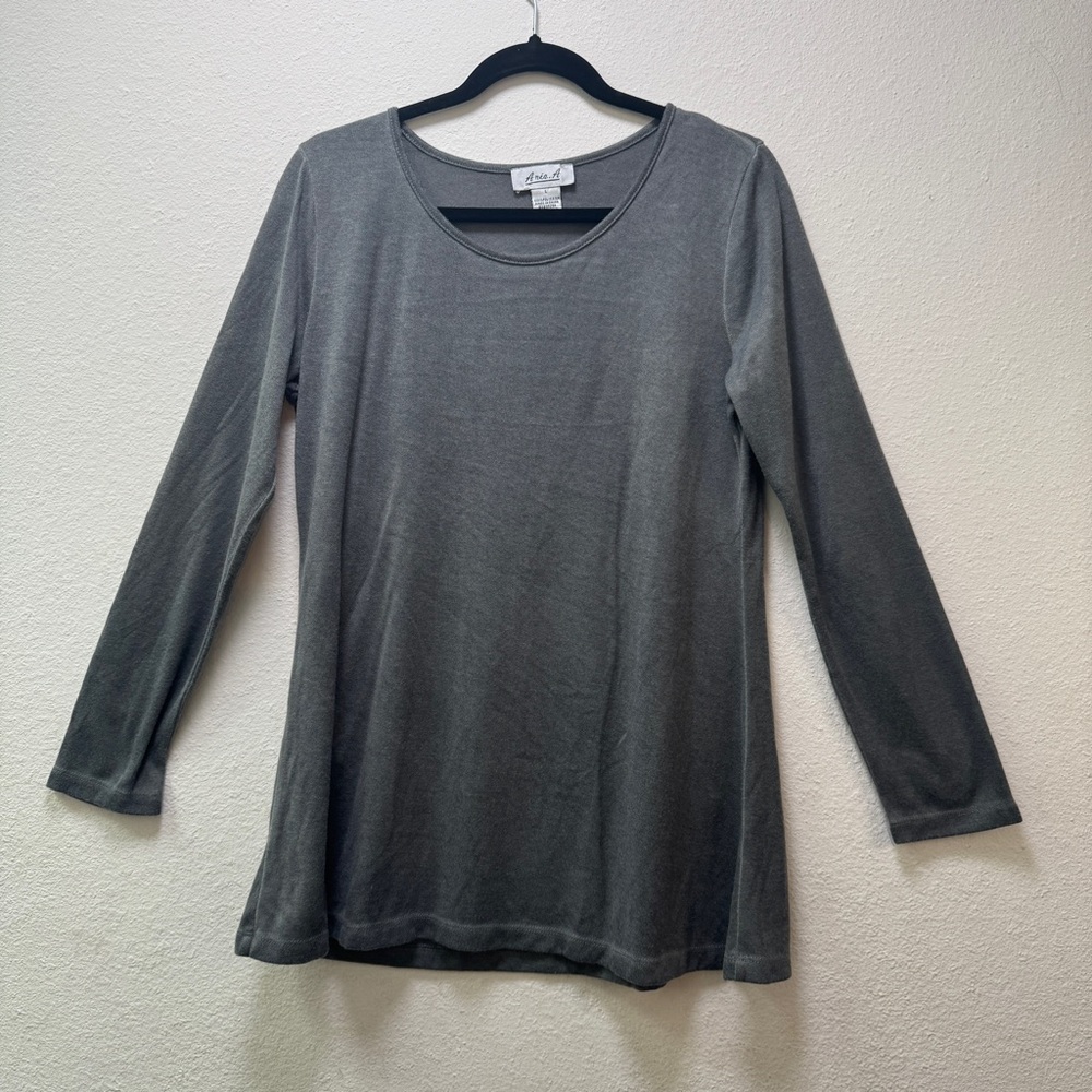 Anis. A Gray Long Sleeve Top